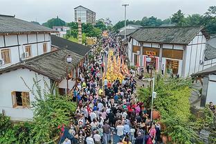 董方卓：C罗这年纪还能荣获年度射手王，前无古人恐也后无来者